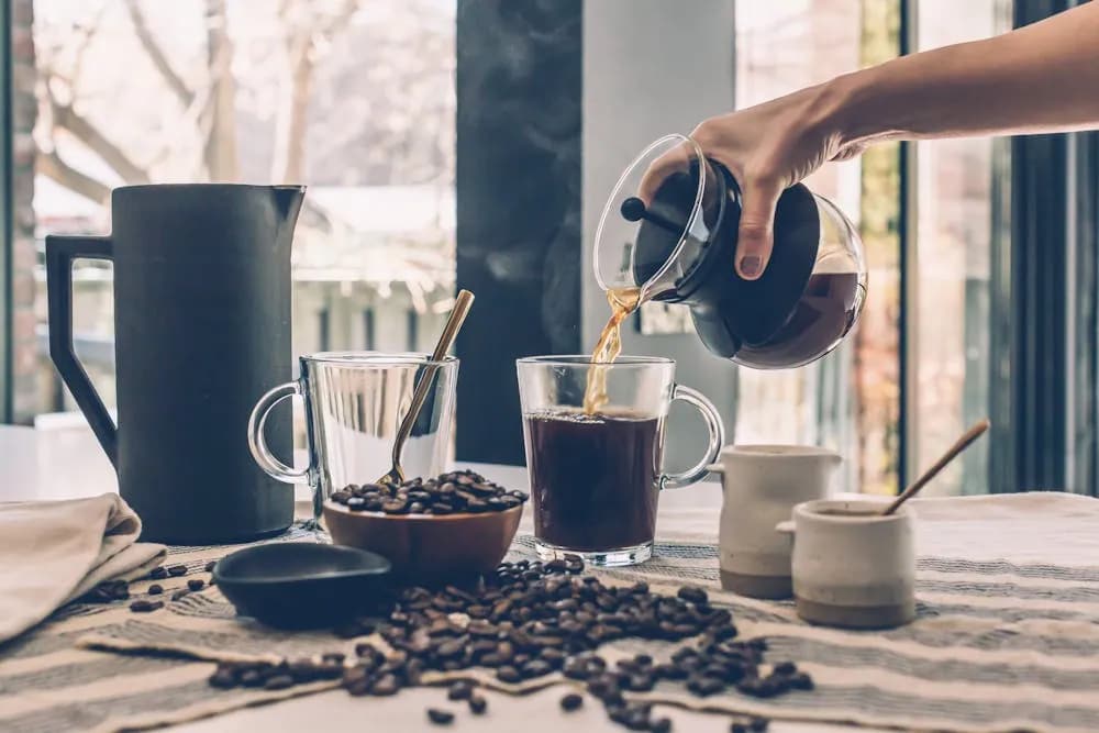 Dégustation de café : café filtre versé et grains fraîchement moulus