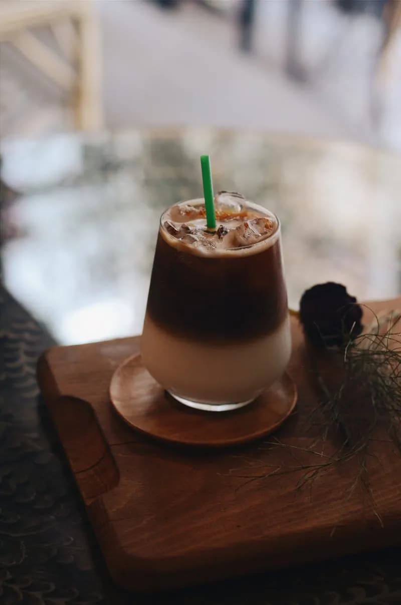 Café glacé infusé à froid sur une planche en bois