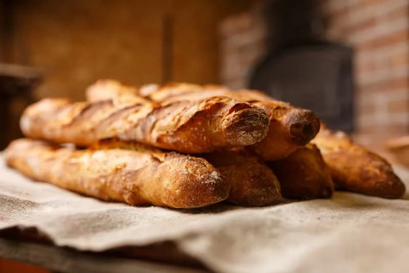 Baguettes croustillantes tout juste sorties du four
