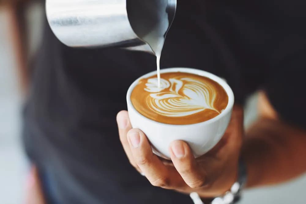 Latte versé délicatement, motif de latte art