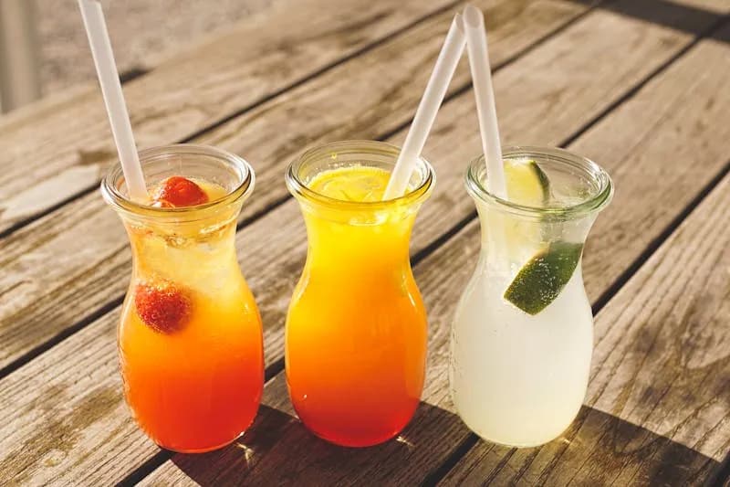 Limonades maison colorées servies en carafe