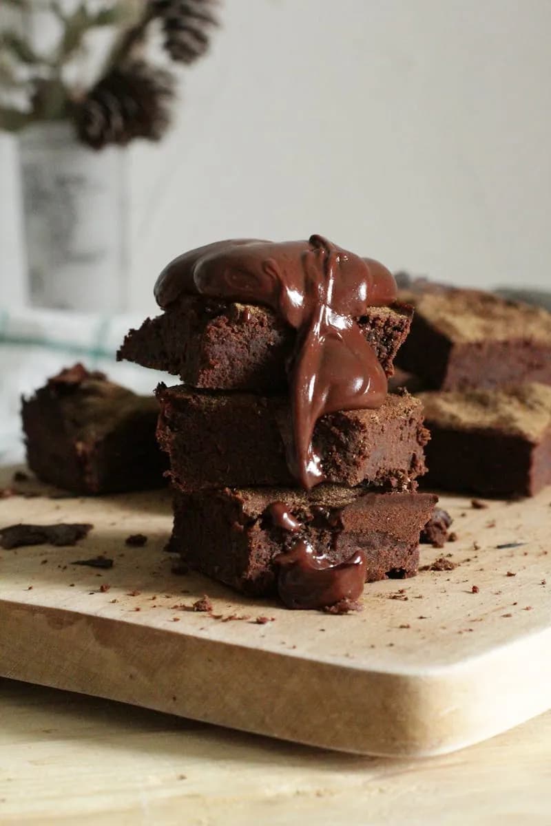 Brownies au chocolat fondant empilés